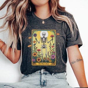 Das wilde Kind Wildblume Tarot Karte T-Shirt, Pflanzenliebhaber Skelett Shirt, Gärtner Geschenk, Pflanzenliebhaber Geschenk, Pflanze Mama Shirt, Gartenarbeit Shirt