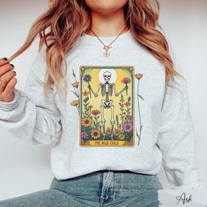 Das wilde Kind Wildblumen Tarot Karte Sweatshirt, Pflanzen Liebhaber Skelett Pullover, Gärtner Geschenk, Pflanzenliebhaber Geschenk, Pflanzen Mutter Garten Shirt