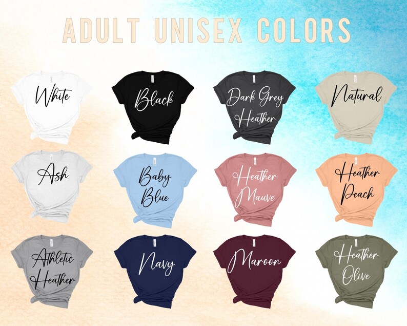 Pu&ograve; includere: Una selezione di t-shirt unisex in vari colori, tra cui bianco, nero, grigio scuro melange, naturale, cenere, azzurro, malva melange, pesca melange, grigio melange atletico, blu navy, bordeaux e oliva melange. Le t-shirt sono esposte su uno sfondo marrone chiaro.