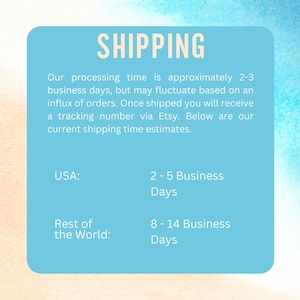 Puede incluir: Un gr&aacute;fico azul y blanco con la palabra "SHIPPING" en letras blancas grandes. El texto explica que el tiempo de procesamiento es de aproximadamente 2-3 d&iacute;as h&aacute;biles, pero puede fluctuar en funci&oacute;n de una afluencia de pedidos. Una vez enviado, se proporcionar&aacute; un n&uacute;mero de seguimiento a trav&eacute;s de Etsy. El gr&aacute;fico tambi&eacute;n enumera los tiempos de env&iacute;o estimados para los Estados Unidos y el resto del mundo.