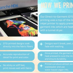 Puede incluir: Una impresora Kornit Avalanche HD6 de impresi&oacute;n directa a prenda (DTG) con un gr&aacute;fico de un dise&ntilde;o colorido impreso en una camiseta negra. La imagen destaca los beneficios de la impresi&oacute;n DTG, que incluyen colores vibrantes, absorci&oacute;n de la tela y tintas ecol&oacute;gicas.