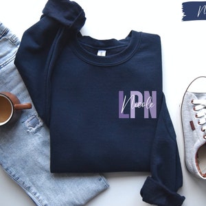 Sudadera LPN, suéter de enfermera LPN personalizado, suéter de enfermera RN, regalo de agradecimiento a la enfermera Lpn, cuello redondo de enfermera práctica con licencia, jersey Lpn