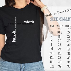 Pu&ograve; includere: Tabella delle taglie per le t-shirt Bella + Canvas 3001, che mostra le misure di larghezza e lunghezza in pollici per le taglie XS a 5XL.
