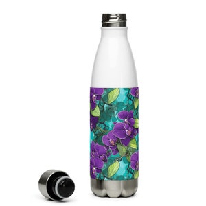 Peut inclure: Une bouteille d'eau en acier inoxydable avec un motif floral turquoise et violet. Le motif représente des orchidées violettes avec des feuilles vertes sur un fond turquoise.