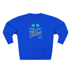 Ich lebe das Leben in der ersten Klasse Unisex Premium Sweatshirt mit Rundhalsausschnitt: Umarme die Freude an der Bildung