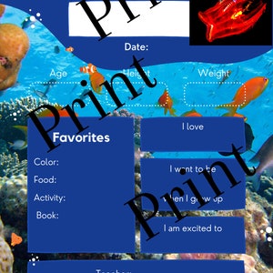 Puede incluir: Una hoja imprimible azul y blanca de "Primer día de escuela" con un tema submarino. Incluye espacios para "Favoritos", "Me encanta" y "Quiero ser". Presenta caballitos de mar, peces y una tortuga marina.