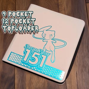 Op de afbeelding: Een lichtroze verzamelkaartenbinder met een zwarte ritssluiting. De voorkant heeft een turquoise afbeelding van een stripfiguur, de tekst "SCARLET & VIOLET 151" en de tekst "9 POCKET 12 POCKET TOPLOADER".