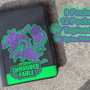 Op de afbeelding: Zwarte kaartenbinder met een groen en paars grafisch ontwerp. De binder heeft de tekst "Scarlet & Violet Shrouded Fable" en "9 Pockets, 12 Pockets, 9P Toploader w/ Spine Printing". De binder heeft een groene accentkleur aan de onderkant.