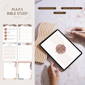Könnte beinhalten: Eine weiße Keramik-Tasse mit schwarzem Henkel und dem Text "But First, Coffee" in schwarzer, handschriftlicher Schrift. Die Tasse steht auf einer weißen Oberfläche.