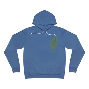 Puede incluir: Una sudadera con capucha azul real con un diseño de hoja verde único en la parte delantera.