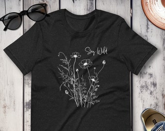Camisa Stay Wild (texto blanco), camiseta gráfica de moda, camisa natural, vida al aire libre, camiseta Wanderlust, flor silvestre