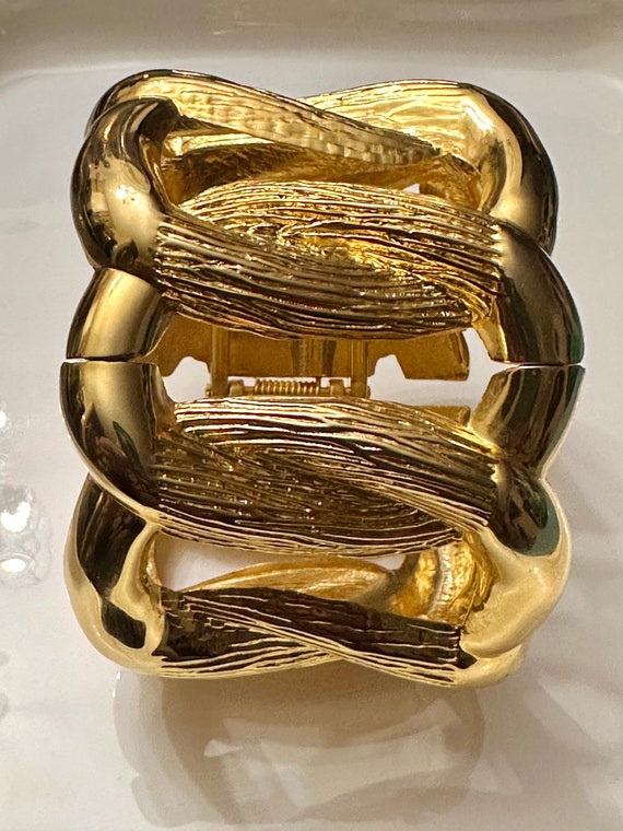 Melania Trump Gold Toned 2 Inch Cuff Bracelet Har… - image 3