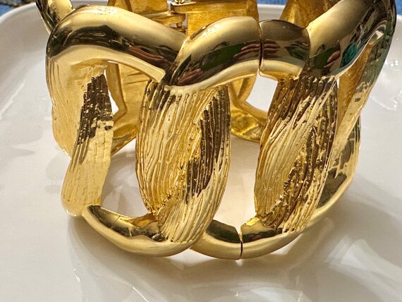 Melania Trump Gold Toned 2 Inch Cuff Bracelet Har… - image 2