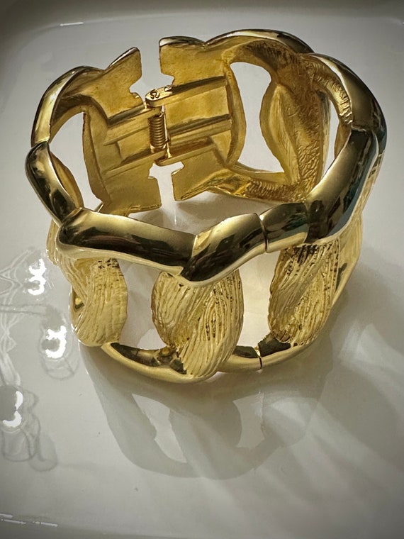 Melania Trump Gold Toned 2 Inch Cuff Bracelet Har… - image 9