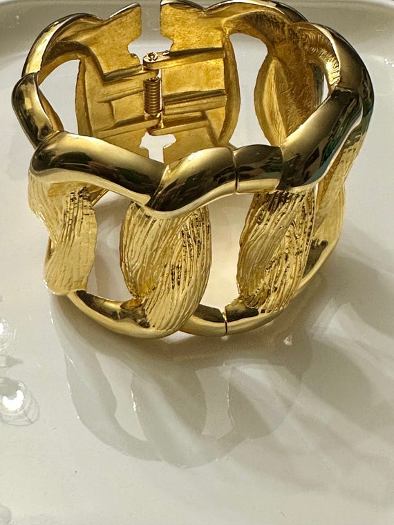 Melania Trump Gold Toned 2 Inch Cuff Bracelet Har… - image 1