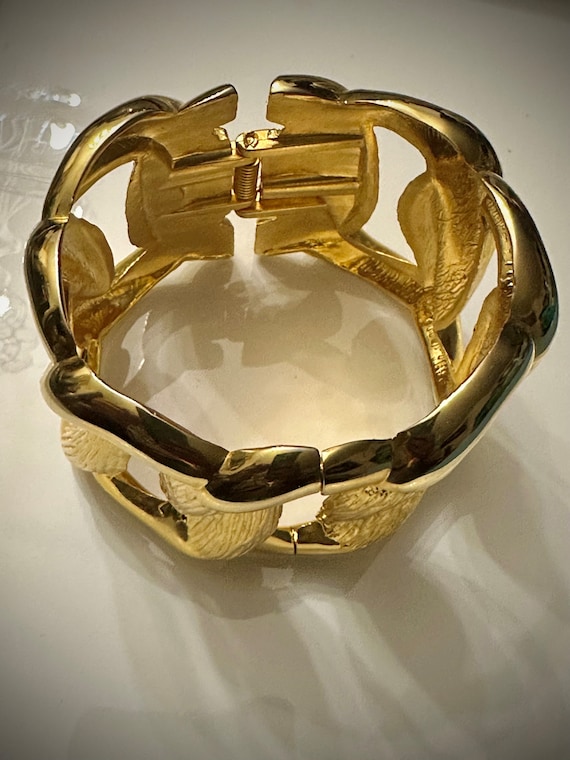 Melania Trump Gold Toned 2 Inch Cuff Bracelet Har… - image 4