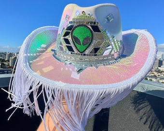 Cowboyhoed in discoruimte: iriserende franje, buitenaardse patch, strass cowgirlfestival