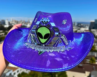 Cowboyhoed discoruimte: paarse iriserende strass, buitenaardse cowgirl, festival, ravecowboy, holografisch, brandende man