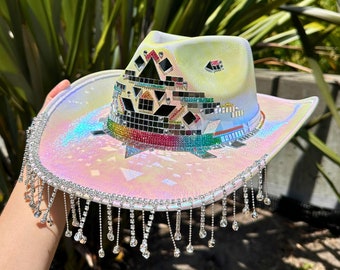 Rainbow discocowboyhoed: iriserend strass space-cowgirl-outfitfestival