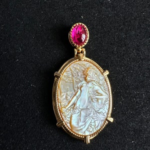 Aphrodite pendant mother of Pearl