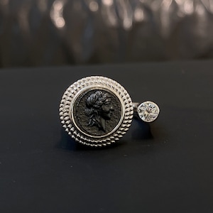 Dios &quot;Hermes&quot; moneda romana entre el dedo anillo de diamantes