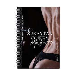 Könnte beinhalten: Ein Schwarzweißbild eines Spraytan-Masterclass-Leitfadens mit dem Text "SPRAYTAN QUEEN Masterclass" und "LEARN TO SPRAY TAN LIKE THE PROS".