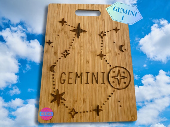 Schneidebrett mit graviertem Motiv: Zwilling, Waage, Wassermann - Akazie  oder Bambus - Etsy.de