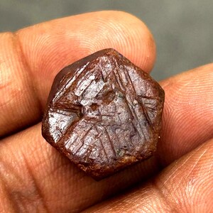 天然ルビーの原石六角形：7月の誕生石標本、神聖幾何学模様
