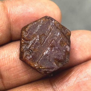 Rå rubinkristall hexagon: Juli födelsestensprov, helig geometri