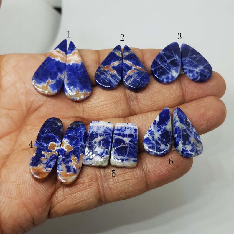 Paar natürliche Sodalith-Cabochons | Blaue Edelstein-Ohrringe (Paar) | Schmuckzubehör in Tropfen- und Rechteckform. Bild 1