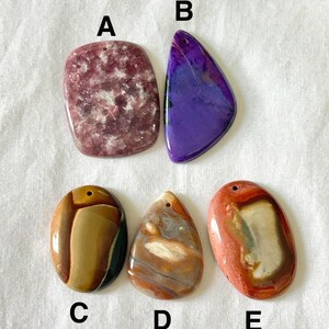 Lotto misto di pietre preziose forate: Lepidolite, Charoite, Agata, Policrome - 5 pezzi