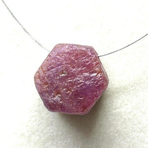 原石ルビークリスタル六角形：ドリル加工された 7 月の誕生石宝石（13 x 13 x 9 mm、約 25 カラット）