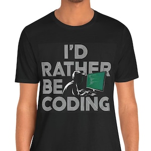 Könnte beinhalten: Ein schwarzes T-Shirt mit einer weißen Grafik, auf der "I'd Rather Be Coding" steht. Die Grafik zeigt eine Silhouette einer Person, die an einem Computer programmiert.