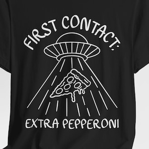 Alien Pizza Lover Tee - Fun Graphic Tee for Pizza Enthusiasts, Perfect for Parties, Gifts, Food Lovers, Casual Wear, UFO Enthusiasts