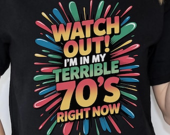 70歳の誕生日に贈る喜びあふれるエイジングTシャツ、70歳の方への贈り物、祖父母への贈り物、ヴィンテージ70年代の誕生日、シニア向けシャツ、快適な色使い