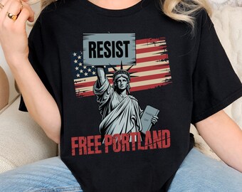 Camiseta unisex teñida, protesta contra Trump, resistencia/Portland libre, camiseta de activista político, camiseta de movimiento de protesta, ropa de justicia social.