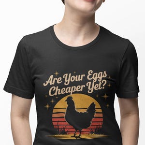 Le tue uova sono ancora più economiche? Maglietta divertente con pollo, umorismo sull'inflazione, per agricoltori, amanti delle uova, Pasqua, umorismo quotidiano, per gli appassionati di pollame immagine 7