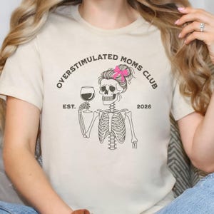Camiseta personalizada del Club de Madres Sobreestimuladas del Año, regalo divertido para padres, diseño de esqueleto, regalo para el Día de la Madre, ropa informal, camiseta única, regalo para mamá primeriza