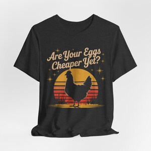 Le tue uova sono ancora più economiche? Maglietta divertente con pollo, umorismo sull'inflazione, per agricoltori, amanti delle uova, Pasqua, umorismo quotidiano, per gli appassionati di pollame Dark Grey Heather