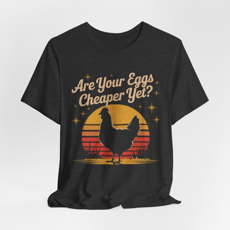 Le tue uova sono ancora più economiche? Maglietta divertente con pollo, umorismo sull'inflazione, per agricoltori, amanti delle uova, Pasqua, umorismo quotidiano, per gli appassionati di pollame Dark Grey Heather