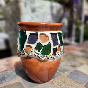 Dekorerad terrakottakruka med mosaik, med färgglatt målat glas och glaspärlor.