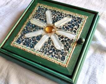 Jewelry mosaic box, decorated with a white daisy flower, and blue stained glass as a background.