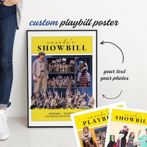 Op de afbeelding: Een ingelijste, op maat gemaakte programmaboekposter met de tekst "amanda's SHOWBILL" in een gele banner. De poster bevat foto's van een theatervoorstelling en de tekst "NEWSIES - 'ELMEP' 2030 MIDDLETON HIGH:" onderaan. Extra programmaboekjes zijn zichtbaar.