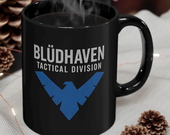 Kubek Nightwing – Bludhaven Tactical Division, kubek inspirowany komiksem DC, prezent dla fanów superbohaterów, kubek z uniwersum Batmana, prezent dla geeków