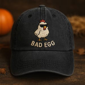 Gorra de pollo con huevo malo: divertida gorra bordada con pollo, regalo de granja para amantes de los pollos.