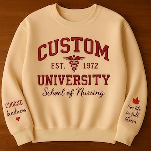 Benutzerdefiniertes College gesticktes Sweatshirt, Blumenbrief bestickter Hoodie, College-Hochschule und Highschool Rundhalsausschnitt, Abschlussgeschenk für Freund