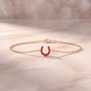 Rundes Rubin-Pavé-Armband aus 14-karätigem Massivgold mit zierlicher Hufeisenkette