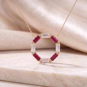 Zarte achteckige Anhängerkette aus 14-karätigem Massivgold mit Baguette-Rubin und Diamanten