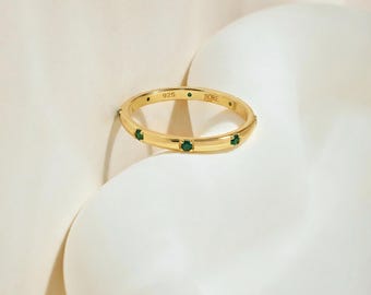 Smaragdgrüner Ring aus 18-karätigem Gold-Vermeil • Zarter, stapelbarer Goldring • Elegantes, minimalistisches Geschenk für Sie von JIORE