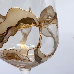 Set handgeschilderde abstracte kristallen wijnglas geschilderde kunst beige en witte wijnglazen gepersonaliseerde wijnglazen set van 6 set van 4 moederdag